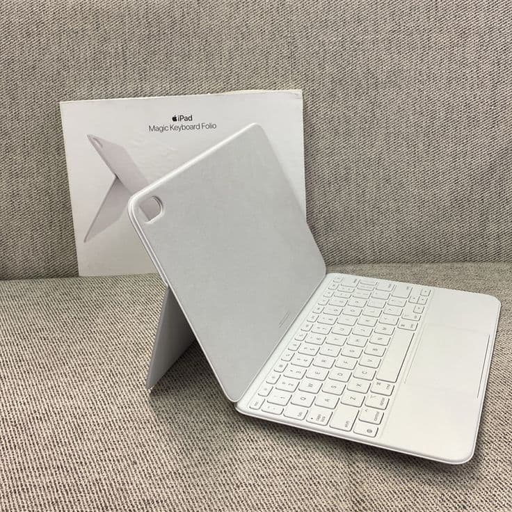 Apple Magic Keyboard Folio (White) for iPad (A16 / 10th Gen)